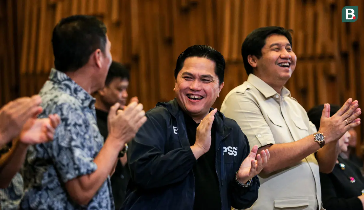 Ketua umum PSSI, Erick Thohir (tengah) bersama Ketua Steering Committee Piala Presiden 2024, Maruarar Sirait (kanan) dan Direktur Utama PT LIB, Ferry Paulus menghadiri acara Malam Apresiasi Piala Presiden 2024 yang berlangsung di SCTV Tower, Senayan, Kamis (19/12/2024). (Bola.com/Bagaskara Lazuardi)