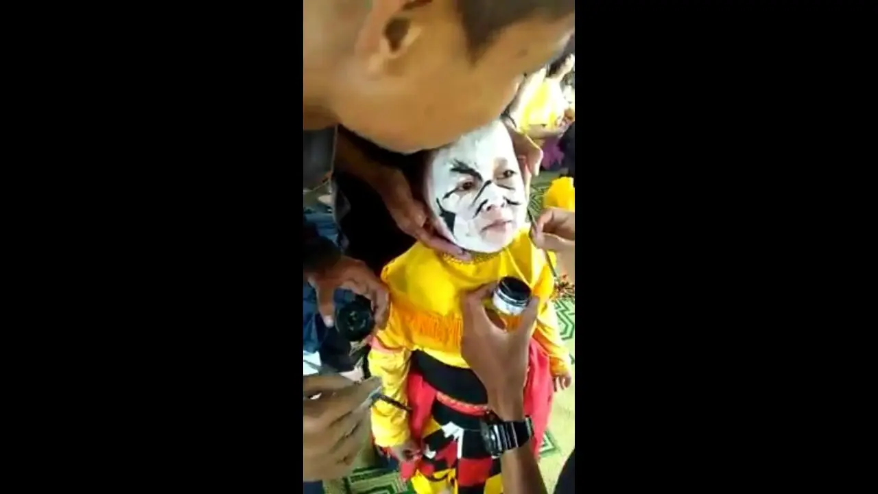 Bocah Ini Histeris Melihat Riasan Wajahnya