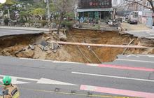 Video Detik-Detik Lubang Raksasa Tiba-Tiba Muncul di Jalanan Seoul, Satu Pengendara Tewas