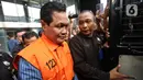 Bupati Muara Enim, Edison, berjalan meninggalkan gedung Merah Putih Komisi Pemberantasan Korupsi (KPK) usai menjalani pemeriksaan, Jakarta, Selasa (9/6/2026). (Liputan6.com/Helmi Fithriansyah)