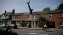 Sebuah patung yang dikenal dengan nama Headington Shark tampak menerobos atap rumah di wilayah pinggiran Oxford, Inggris pada 30 April 2019. Patung hiu unik dibuat tahun 1986 oleh pria asal AS, Bill Heine dari bahan fiberglass dengan panjang 8 meter.  (AP Photo/Matt Dunham)