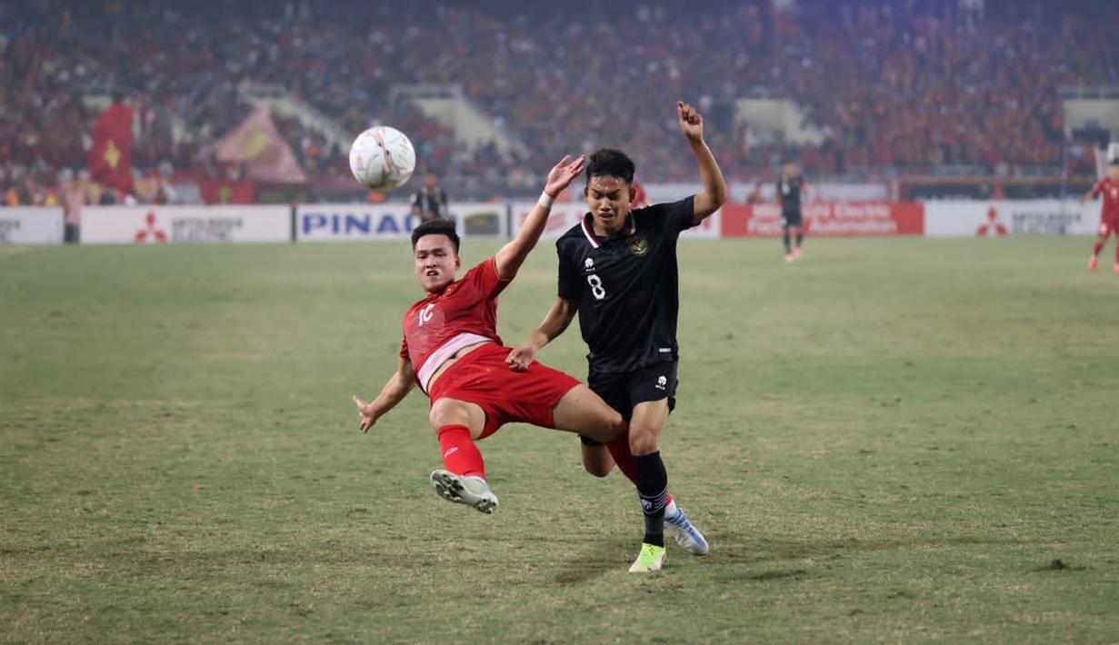 <p>Pemain Timnas Indonesia Witan Sulaeman (kanan) berebut bola dengan pemain Timnas Vietnam Nguyen Van Quyet pada pertandingan leg kedua babak semifinal Piala AFF 2022 di My Dinh Stadium, Vietnam, Senin (9/1/2023). Indonesia kalah 0-2 dari Vietnam. (Dok. PSSI)</p>