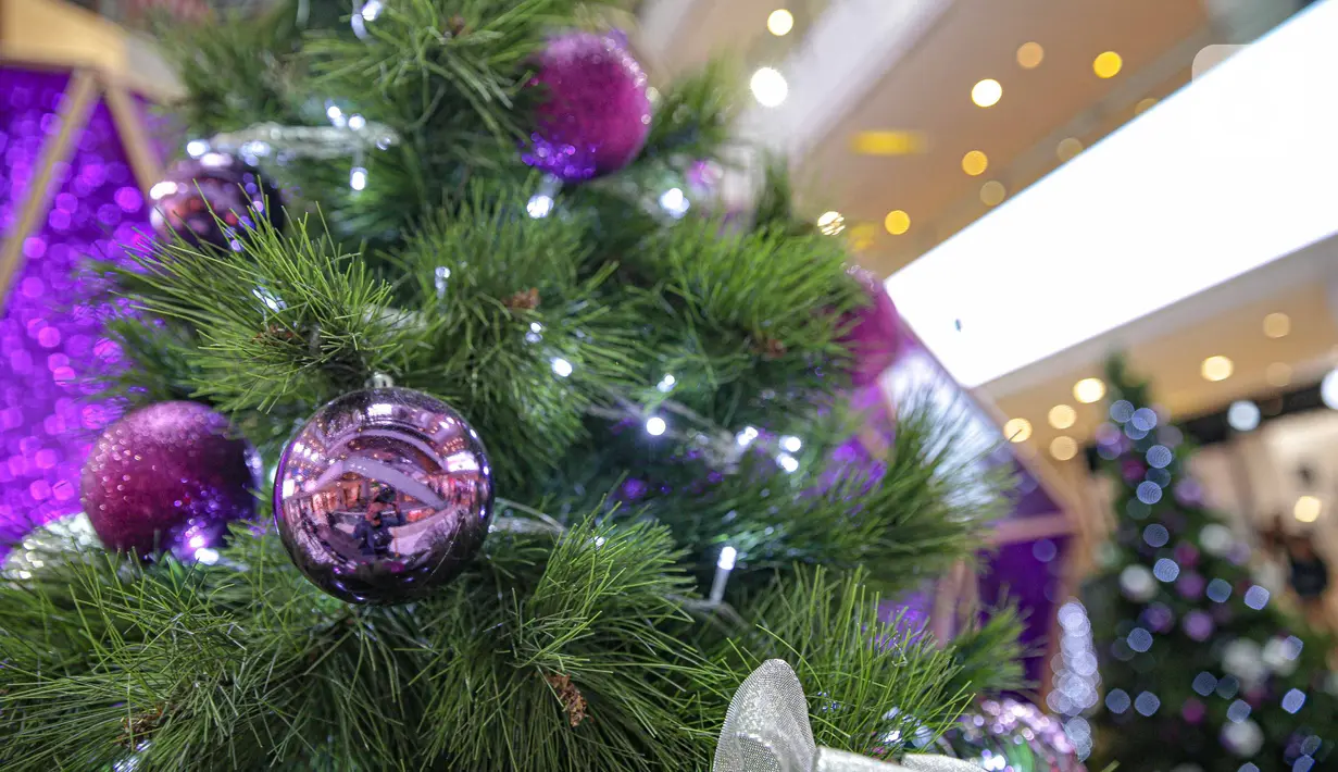 Dekorasi perayaan Natal bertema "A Shining Shimmering Christmas" di Mal Grand Indonesia, Jakarta, Senin (13/12/2021). Dalam rangka menyambut Natal dan Tahun Baru, pusat perbelanjaan tersebut mempersembahkan “A Shining Shimmering Christmas”. (Liputan6.com/Faizal Fanani)