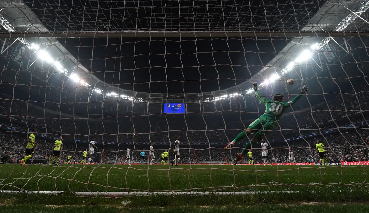 Gol Besiktas akhirnya terjadi di menit injurytime babak kedua. Mereka sukses memperkecil selisih kedudukan lewat Jude Bellingham. Skor berubah menjadi 1-2 dan bertahan hingga akhir laga. (Foto: AFP/Ozan Kose)