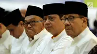 Ketum Partai Golkar Airlangga Hartato, Ketua Dewan Kehormatan Aburizal Bakrie dan Wakil Ketua Dewan Kehormatan Akbar Tanjung hadiri Istighosah menyambut Milad ke-54 Partai Golkar dan Hari Santri Nasional, Jakarta, Kamis (18/10). (Liputan6.com/Johan Tallo)