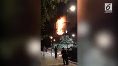 Api melahap gedung apartemen London Barat 24 lantai pada tanggal 14 Juni 2017.