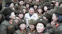 Kim Jong Un bertemu tentara wanita di garis depan Korea Utara. Dok: KCPA via Nknews.org