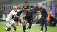 Duel perebutan bola antara striker AC Milan, Rafael Leao (kanan) dengan bek Fiorentina Dodo dalam laga di San Siro, Minggu (13/11/2022) malam WIB. (AP Photo/Luca Bruno)