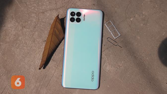 Oppo Reno4 F, slot SIM card (/ Agustin Setyo W)