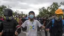 Pengunjuk rasa pro-demokrasi, beberapa dengan masker gas air mata pelindung membentuk rantai manusia selama pawai jalanan dekat Sanam Luang di Bangkok, Thailand, Minggu (20/9/2020). (AP Photo/Gemunu Amarasinghe)