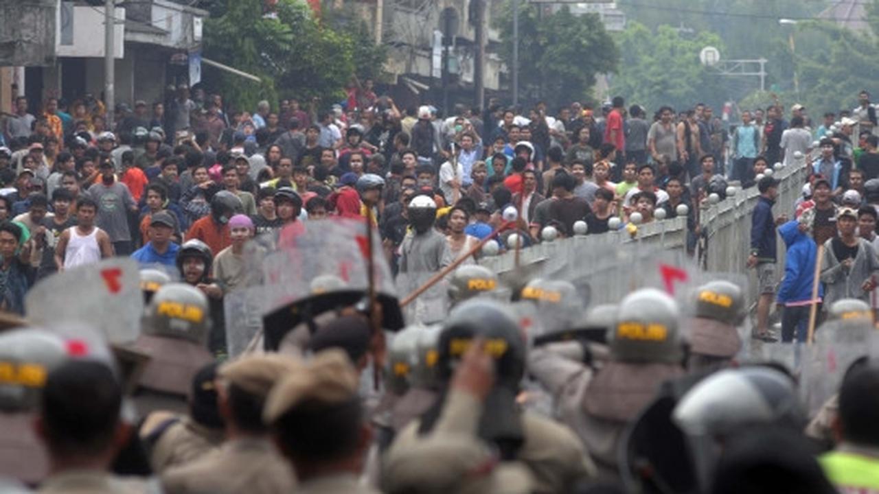 Amukan ratusan warga Kampung Pulo lawan Satpol PP dan polisi