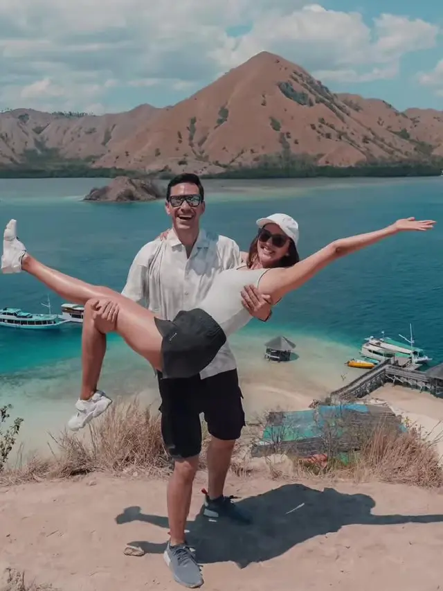 Potret Darius menggendong Donna saat berlibur ke Labuan Bajo (Sumber: Instagram/@darius_sinathrya)