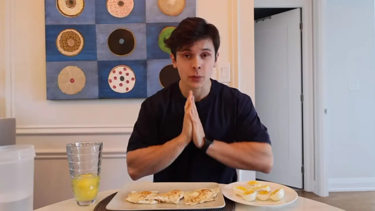 Youtuber Will Tennyson makan telur