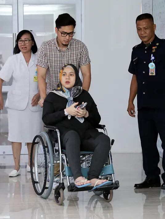 "15 jam nahan sakit pembukaannya baru dua. Menurut dokter ga lazim sih, pasti ada yang beres. Mungkin Gina itungannya anak pertama yaa karna waktu Panutan itu cesar," kata Rizky Kinos. (Deki Prayoga/Bintang.com)