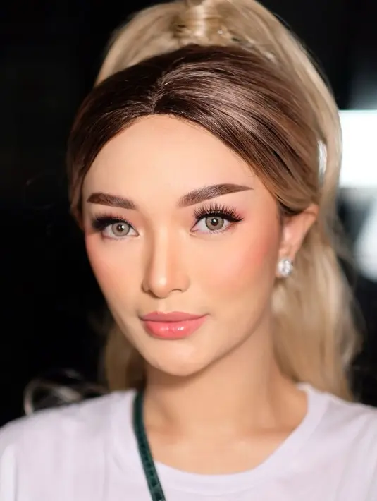 Jika sebelumnya tampil dengan rambut warna gelap, kini Zaskia Gotik tampil manglingi dengan wig ombre pirang yang ditata ponytail (instagram.com/zaskia_gotix).