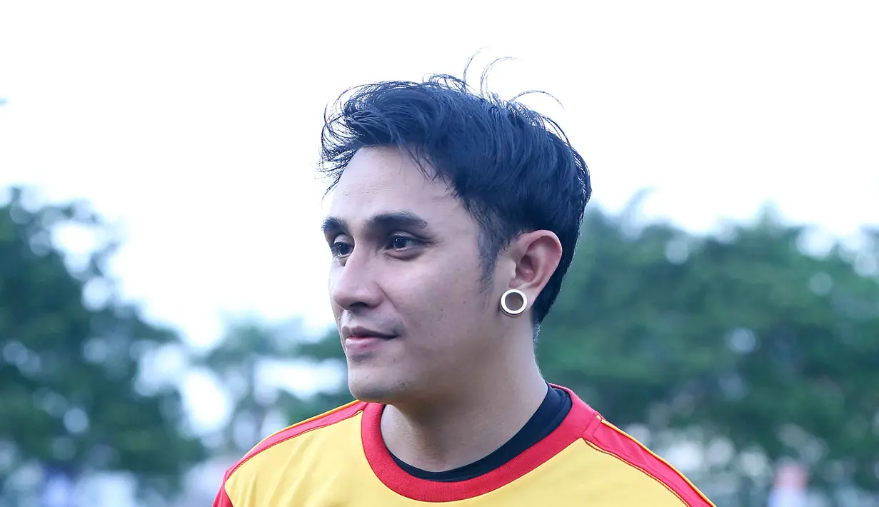 "Kalau gue memang gitu. Kalau enggak menang jadi kepikiran. Sama apapun gue orangnya ngotot banget. Yaitu, kalau enggak berhasil kepikiran, gemas gitu," aku Vicky Nitinegoro, di kawasan Simprug. (Nurwahyunan/Bintang.com)