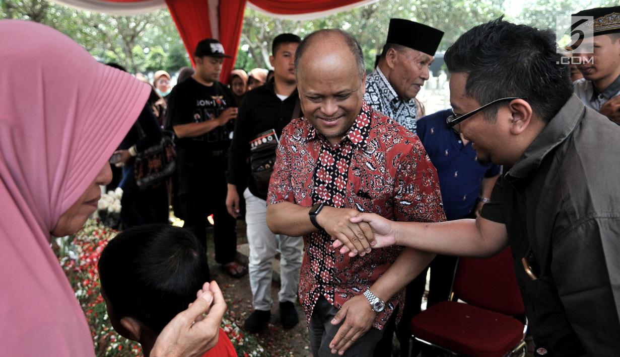 Putra pertama Presiden ke-3 RI BJ Habibie, Ilham Akbar Habibie menyalami warga saat berziarah ke makam kedua orangtuanya di TMP Kalibata, Jakarta, Minggu (15/9/2019). Ilham memanjatkan doa bersama warga yang turut datang berziarah. (merdeka.com/Iqbal Nugroho)