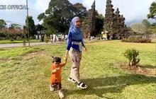 7 Potret Moana Anak Ria RIcis Kenakan Kebaya, Lucu dan Makin Menggemaskan