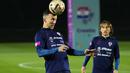 Gelandang Kroasia, Ivan Perisic menyundul bola saat sesi latihan timnas Kroasia di Piala Dunia 2022 di Doha, Minggu (11/12/2022). Timnas Kroasia akan berduel melawan Argentina memperebutkan tiket final Piala Dunia 2022 di Stadion Lusail Iconic Qatar, Rabu (14/12/2022) mulai pukul 02.00 WIB. (AP Photo/Petr David Josek)