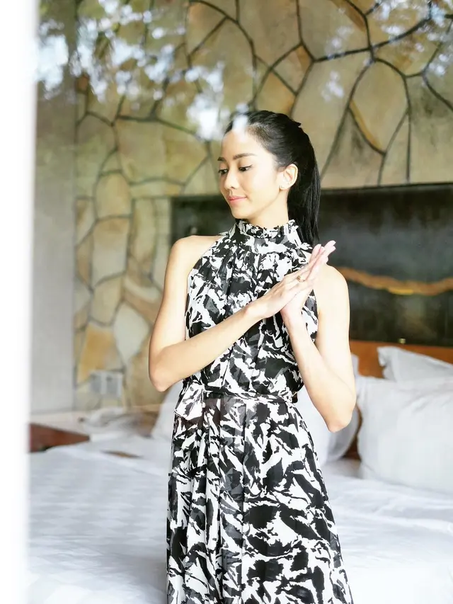 Potret Ririn Dwi Ariyanti Pakai Outfit Hitam dan Putih. (Sumber: Instagram/ririndwiariyanti)