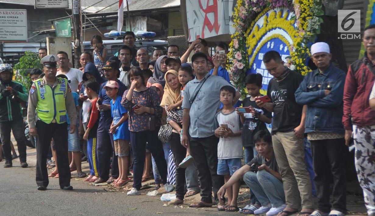 Foto Warga Sekitar Puri Cikeas Lepas Kepergian Jenazah Ani Yudhoyono News Liputan6 Com