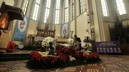 Panitia menata patung diorama kelahiran Yesus saat mendekorasi Gereja Katedral, Jakarta, Minggu (23/12). Gereja Katedral menyiapkan sekitar 6 ribu kursi untuk menampung jemaat yang akan menghadiri Misa Natal. (Merdeka.com/Iqbal S Nugroho)