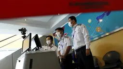Petugas kesehatan menguji alat thermoscan yang mendeteksi suhu tubuh manusia, di Bandara Internasional Phnom Penh, Kamboja, Selasa (23/6/2015). Pemerintah Kamboja meningkatkan pemeriksaan kesehatan untuk mencegah penyebaran MERS. (REUTERS/Samrang Pring)