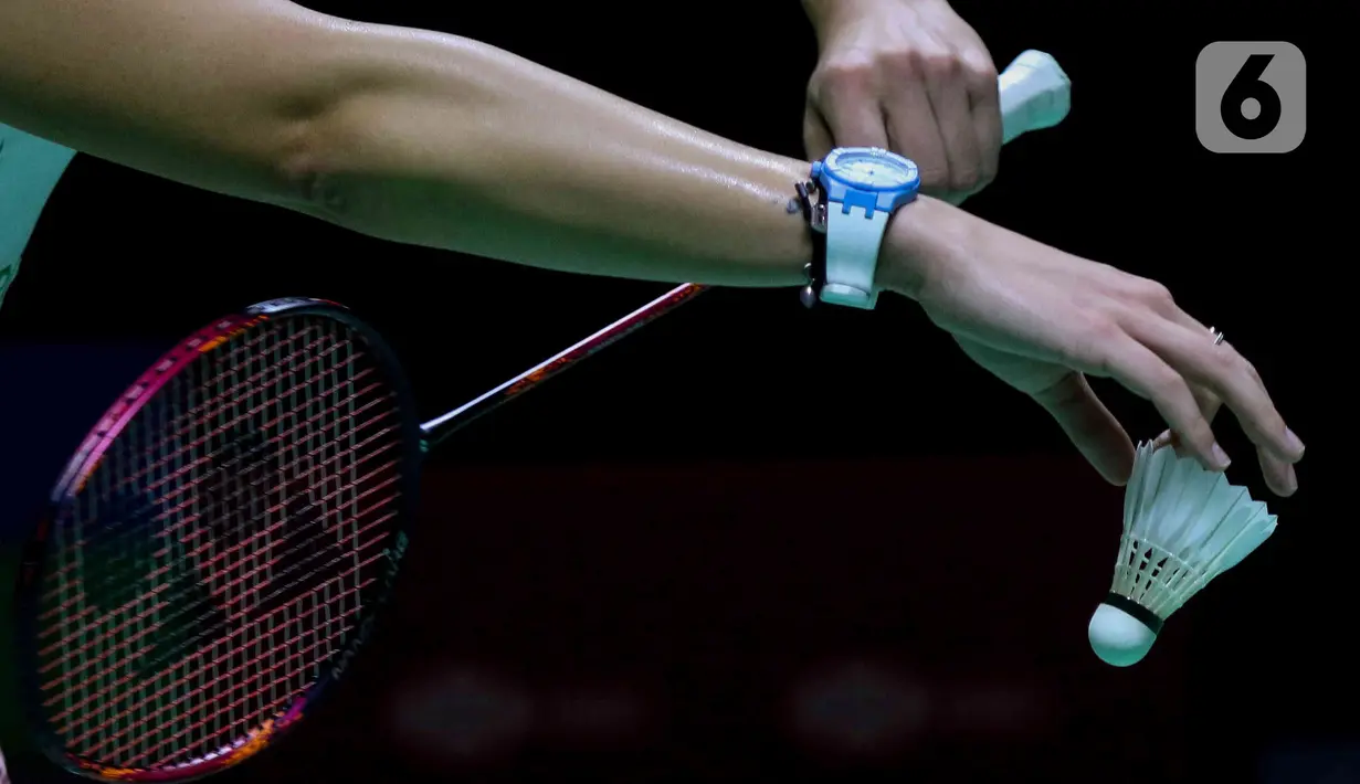 Pebulu tangkis tunggal Spanyol, Carolina Marin melakukan servis saat melawan An Se Young dari Korea Selatan pada laga final Indonesia Masters 2023 di Istora Senayan, Jakarta, Minggu (29/1/2023). An Se Young berhasil menjadi juara di nomor tunggal putri Indonesia Masters 2023 usai mengalahkan Carolina Marin di final dengan skor 18-21, 21-18, dan 21-13. (Liputan6.com/Herman Zakharia)
