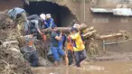 Tim SAR gabungan TNI, Polri, dan relawan membersihkan material longsor usai banjir bandang menerjang Kampung Cibuntu, Desa Pasawahan, Kecamatan Cicurug, Sukabumi, Selasa (22/9/2020). Banjir mengakibatkan puluhan bangunan rusak berat, 12 rumah hanyut, dan dua korban hilang. (merdeka.com/Arie Basuki)