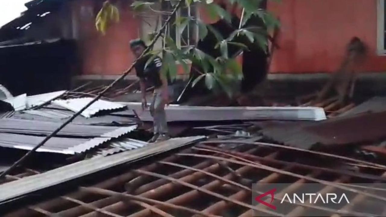 Puting Beliung Banyumas Terjang Desa Kotayasa, Puluhan Rumah Rusak Parah
