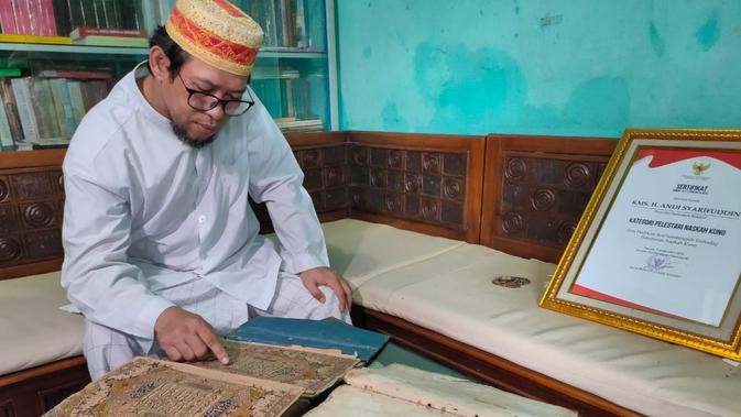 Kemas Andi Syarifuddin (49) menjadi generasi penerus yang menjaga Alquran tinta emas peninggalan Kesultanan Palembang Darussalam ( / Nefri Inge)