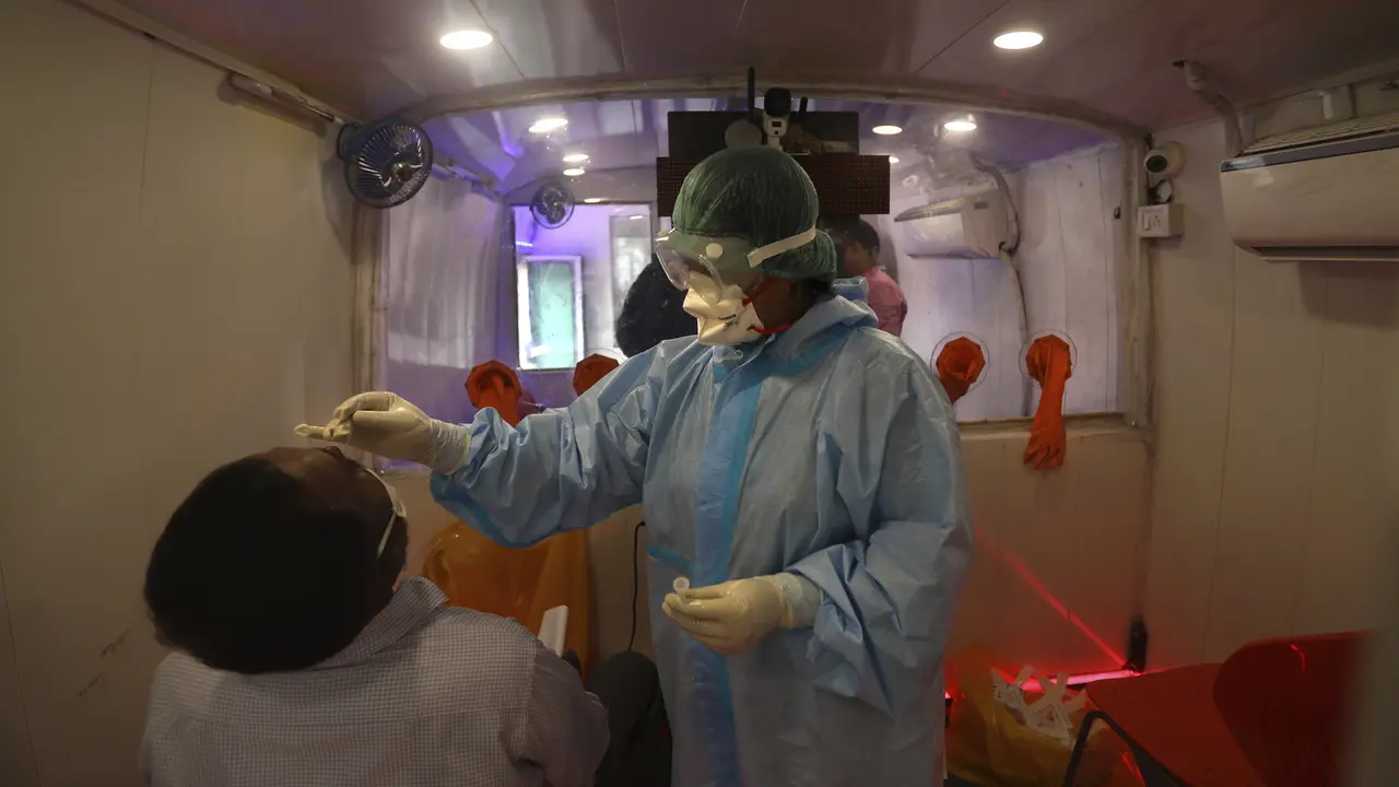 FOTO: India Kerahkan Laboratorium Bergerak Atasi COVID-19
