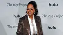 <p>Oprah Winfrey menghadiri pemutaran perdana The 1619 Project di Academy Museum of Motion Pictures, Los Angeles, California, Amerika Serikat, 26 Januari 2023. Wanita berusia 68 tahun tersebut mengenakan atasan berkancing putih di dalam mantel cokelatnya. (VALERIE MACON/AFP)</p>