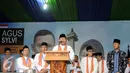 Ketua Tim Pemenangan, Nachrowi Ramli memberi sambutan jelang pelepasan pasangan Agus-Sylvi menuju Balai Sudirman Jakarta, Senin (24/10). Pasangan Agus-Sylvi akan mengikuti penetapan cagub DKI Jakarta. (Liputan6.com/Helmi Fithriansyah)