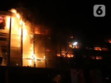 Kebakaran melanda bagian gedung di Kompleks Kejaksaan Agung Republik Indonesia, Sabtu (22/8/2020) malam. Pihak kepolisian yang ikut turun ke lokasi untuk membantu proses kelancaran pemadaman api masih belum mengetahui apa penyebab kebakaran di Kejagung. (Liputan6.com/Herman Zakharia)