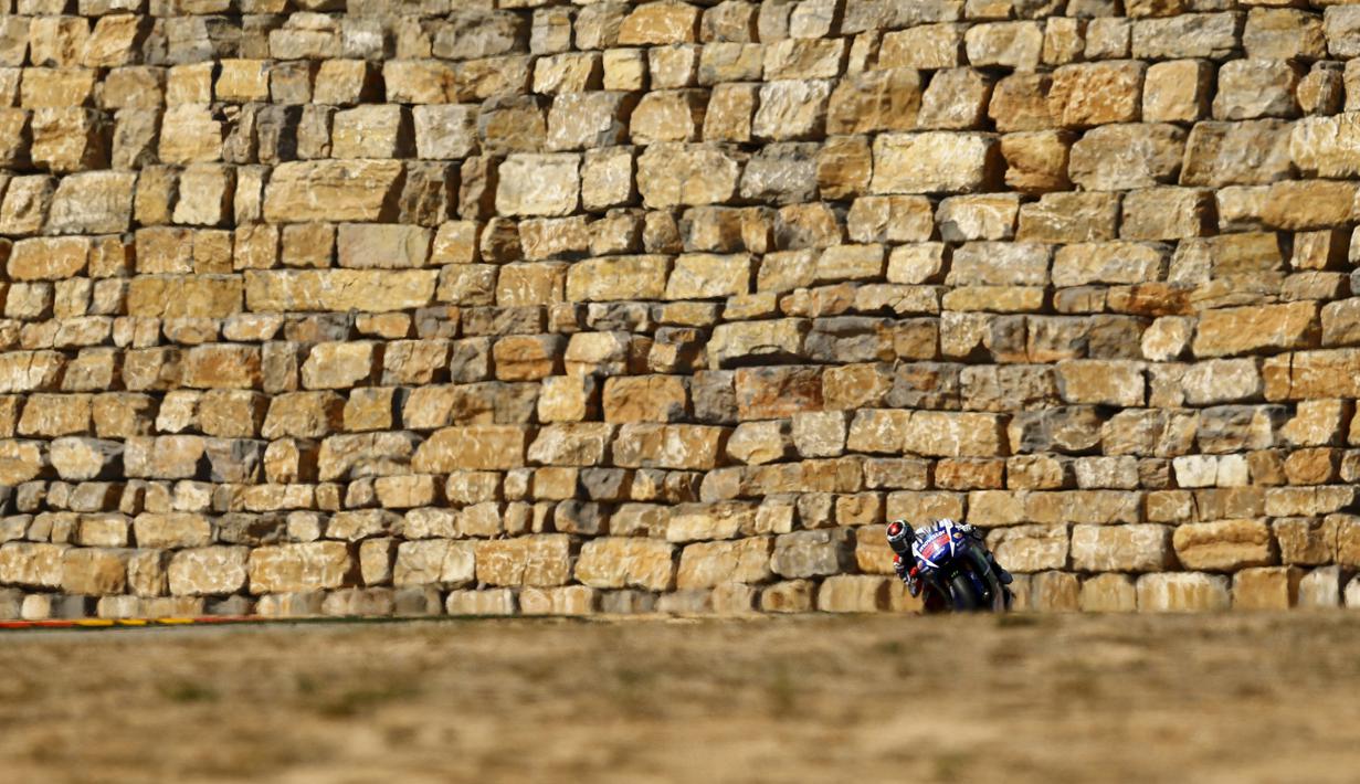 Aksi Jorge Lorenzo di MotoGP Aragon, Spanyol, Minggu (27/9/2015). (Reuters/Marcelo del Pozo)
