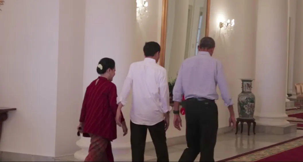 Di vlog Kaesang Pangarep, Jokowi tampak memberikan gestur kecil ini kepada Iriana yang membuat warga net terbawa perasaan alias baper. (Youtube/Kaesang)