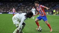 Penyerang Argentina Atletico Madrid, Julian Alvarez (R) mengendalikan bola sebelum mencetak gol pertama mereka selama putaran 16 pertandingan sepak bola leg pertama Liga UEFA antara Real Madrid dan klub Atletico de Madrid di Stadion Santiago Bernabeu di Madrid, pada 4 Maret 2025.Thomas Coex / AFP