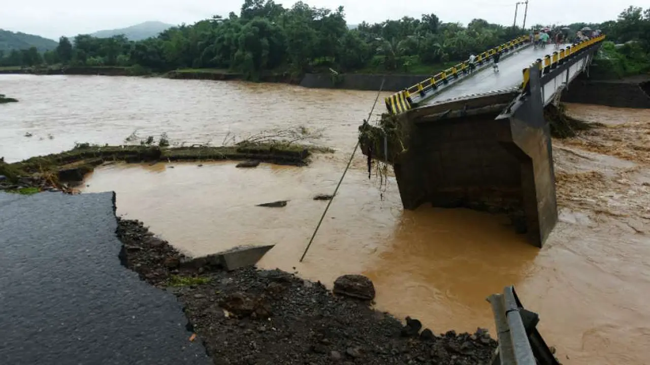 Jembatan yang terputus karena banjir Sulsel