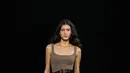 Max Mara menampilkan koleksi yang merangkum semangat perempuan modern yang berani dan mandiri, tanpa kehilangan sisi lembut dan romantisnya. Dengan memadukan elemen klasik dan gaya kontemporer, koleksi ini tidak hanya menjadi pernyataan mode tetapi juga refleksi dari jiwa yang bebas dan tak terbatas. [Dok/MaxMara].