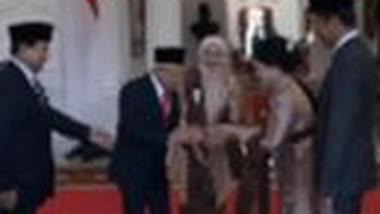 Eks Gubernur DKI Jakarta beserta Iriana pun lantas menyambut. Ada senyuman hangat yang turut hadir di lokasi.