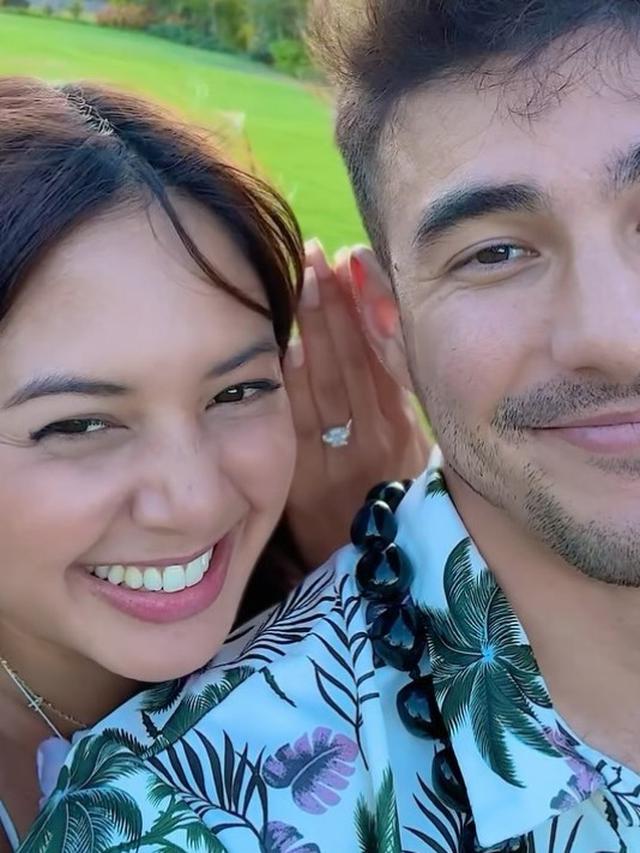 Dilamar Dokter Chiropractor Tampan, Aurelie Moeremans Tampil Cantik dengan Dress Putih dan Pamer Cincin Berlian