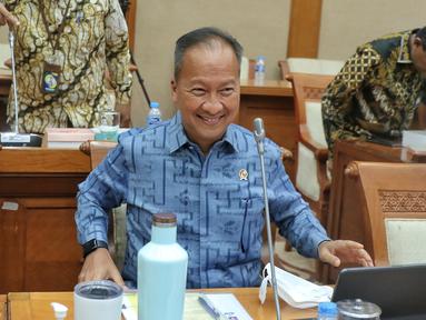 Menteri Perindustrian Agus Gumiwang Kartasasmita bersiap mengikuti rapat kerja dengan komisi VII DPR RI di Jakarta, Rabu (7/12/2022). Dalam rapat kerja tersebut membahas Realisasi Anggaran triwulan III TA 2022,Strategi peningkatan daya saing industri pembangunan kapal dan kedirgantaraan di dalam negeri, Pengembangan Industri Farmasi, Industri Alat Kesehatan, dan Industri Elektronika, Kebijakan percepatan kendaraan listrik dan industri baterai di Indonesia, dan Hasil G20 sektor Perindustrian. (Liputan6.com/Angga Yuniar)