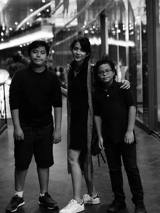 Walaupun ibu tiri, Gista terlihat sangat sayang dengan keempat anak tirinya bahkan sudah dianggap anak kandung sendiri. (Liputan6.com/IG/@gistaputri)