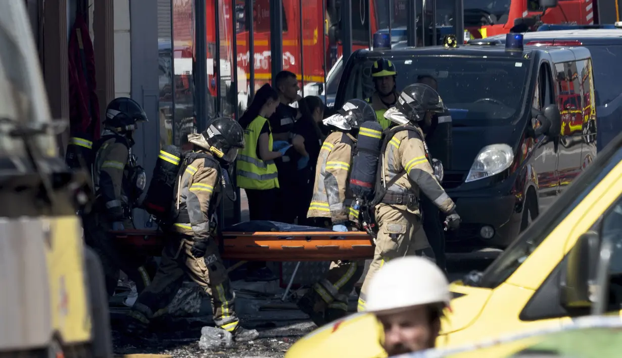 Pemadam kebakaran Murcia memperingatkan bahwa tidak akan ada jumlah korban jiwa pasti sampai mereka menyelesaikan pekerjaan menyisir puing-puing. (AP Photo/Alfonso Duran)