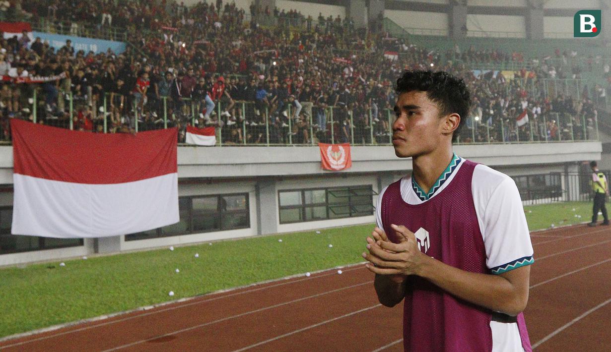 Bek Timnas Indonesia U-19 yang sekaligus kapten tim, Muhammad Ferarri yang mengoleksi dua gol dalam pertandingan ini menyambangi suporter yang tak henti-hentinya mendukung Garuda Nusantara disetiap pertandingan. (Bola.com/M Iqbal Ichsan)