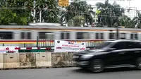 KRL Comutter Line melintas pada perlintasan sebidang yang sudah ditutup di sekitar Stasiun Palmerah, Jakarta, Senin (30/11/2020). Selain penataan tahap kedua Stasiun Palmerah, penutupan pelintasan juga dimaksudkan untuk menghilangkan pelanggaran lalu lintas dan kemacetan (Liputan6.com/Faizal Fanani)