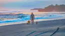 Pantai ini memiliki karakter pesisir yang landai serta suasana yang tenang, menjadikannya pilihan menarik bagi wisatawan yang ingin beristirahat dari hiruk-pikuk kota. Tampak dalam foto, pengunjung beraktifitas menikmati waktu senja Pantai pasut di Tabanan, Bali. (merdeka.com/Arie Basuki)
