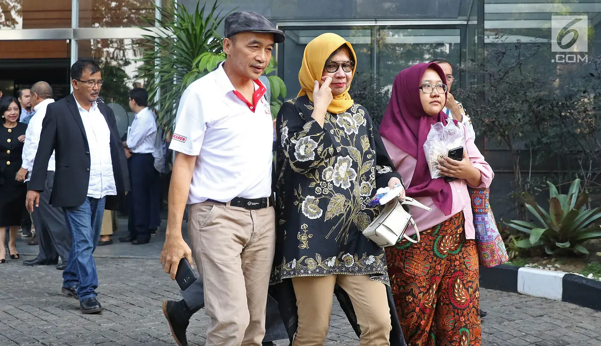 Mantan Dirut Pertamina Karen Agustiawan (tengah) usai menjalani sidang vonis di Pengadilan Tipikor, Jakarta, Senin (10/6/2019). Vonis hakim tidak mewajibkan Karen membayar uang pengganti karena dinyatakan tidak terbukti menerima keuntungan. (Liputan6.com/Herman Zakharia)