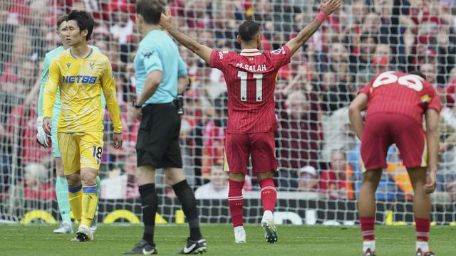 Selebrasi Mohamed Salah usai mencetak gol di laga Liverpool vs Crystal Palace di Anfield, Minggu (25/05/2025). (AP/Jon Super)